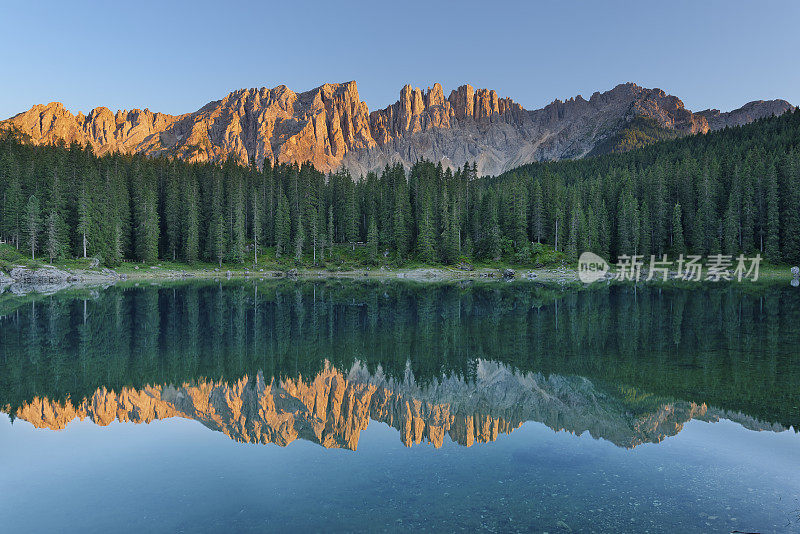 Carezza湖(Dolomites -意大利)